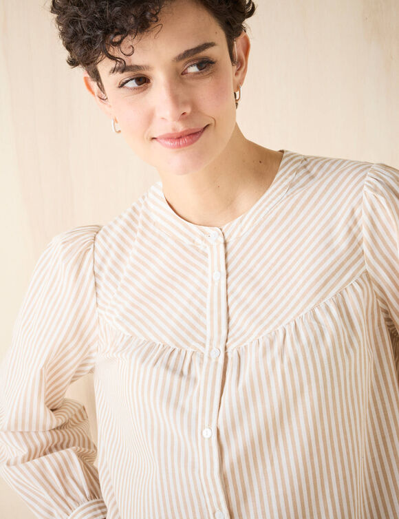 Chemisier boutonné col rond rayé (beige / blanc) Chemisier boutonné col rond rayé (beige / blanc)